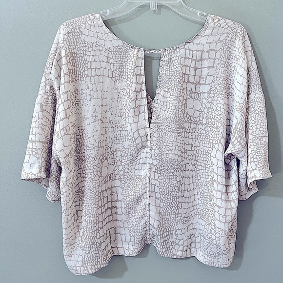 Gentle Fawn Dolman Sleeve Cutout Detail Blouse Size extra small animal print - Picture 3 of 6
